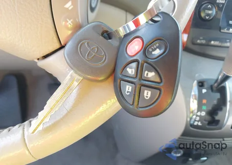 2010 Toyota Sienna Xle z USA, uszkodzony, nr VIN 5TDYK4CC5AS307821